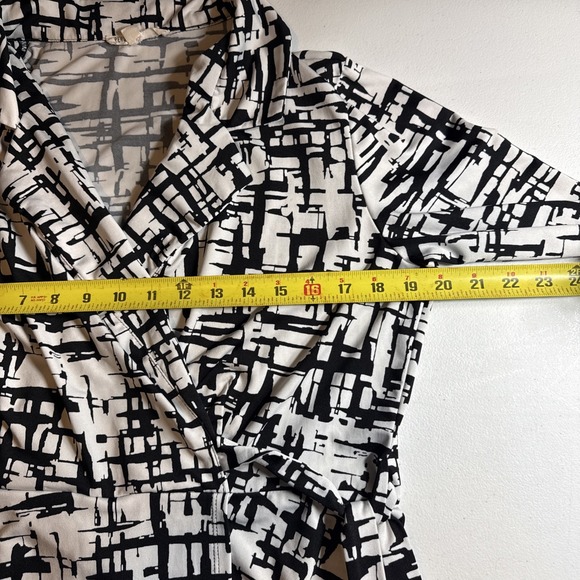 "Perseption Concept Women's Medium Wrap Blouse – Black White Abstract Print - Picture 6 of 9